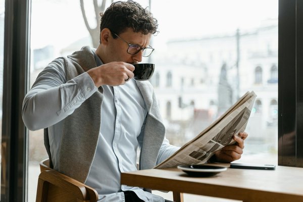 Les Particularités du Stand-up : Comparaison avec les Autres Genres Comiques